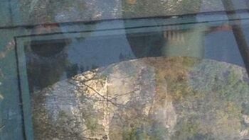 De barst in het glaspaneel.