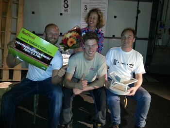 het winnende team van Stadshout onder leiding van Nienke Verschuur (boven) en met rechts Florian Eckardt (architect van het Stadshoutpaviljoen)