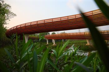 De bruggen zijn rood en geel gekleurd, een referentie naar het drakendansen in China.