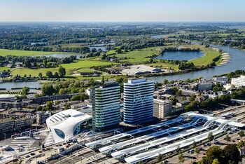 Station Arnhem Centraal, met zicht op het groene gebied van de stad. ® Siebe Swart