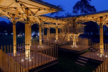 's Nachts worden de bamboe structuren fraai verlicht. Copyright: M Suhaimi Ismail