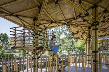 Op de bamboe verhogingen kan gerust worden. Copyright: Marc Tey Photography