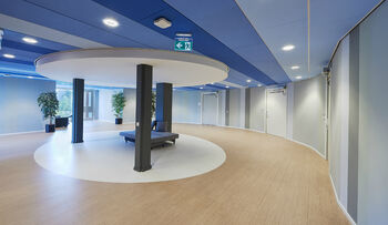 In het interieur is veel kleur toegepast. Foto: Timo Reisiger