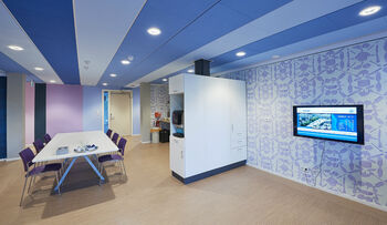 In het interieur is veel kleur toegepast. Foto: Timo Reisiger