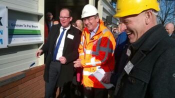 Maxime Verhagen overhandigt de eerste steen van het Activum aan wethouder Gert Vos.