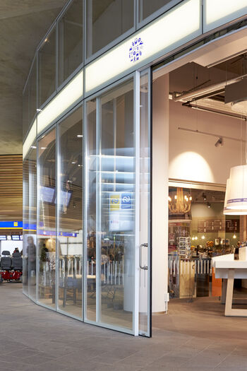 Gesegmenteerde IGG gevel v.v. GEZE Apoll schuifdeurbeslag.