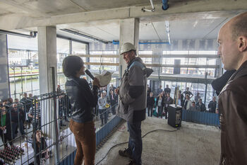 Monique van Loon spreekt het bouwpersoneel toe
