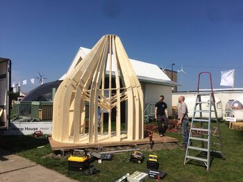 Constructie van paviljoen TrueTalker. Foto door Peter Cuypers