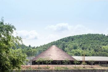 Het dak heeft de vorm van een conische hoed