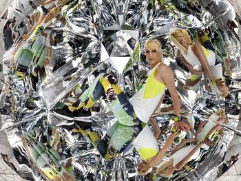 Doordat de spiegelwand binnenin uit kleinere gedeeltes bestaat, kun je fragmenten van jezelf doorgeven