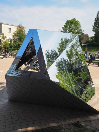 Voor de opening in de zijkant is rekening gehouden met kinderen en mensen in een rolstoel