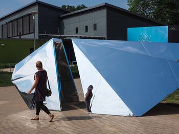 In het midden is een opening zodat je het kunstwerk ook van binnen kunt bekijken