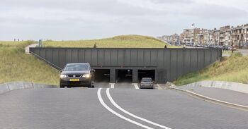 De parkeergarage Kustwerk Katwijk, middenin de duinen, won de 2017 Award of Excellence van het International Parking Institute (IPI). Fotograaf: Dirk Verwoerd