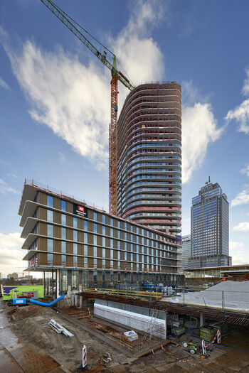 De vlag is geplaatst: v.l.n.r. Ton Vaags (J.P. van Eesteren), Jurjen Thomas (Provast) en Frank Jongenelen (Vesteda)