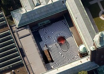 Binnenplein museum met 'Apollo' door Olaf Nicolai en Thonik (floor painting), 2008, Foto: Maurice Boyer