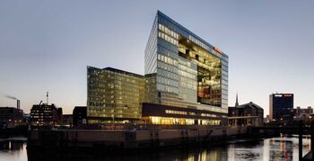 Spiegelgruppe in Hafencity Hamburg: dubbele  façade aan het water