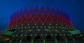 Kroon van bewegende diamanten als gevelverlichting in Azerbeidzjan