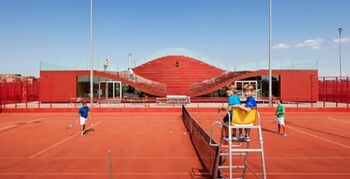 MVRDV ontwerpt in Amsterdam clubhuis met tribunedak