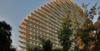 Cruiseschip wooncomplex met gevel als golvende zee