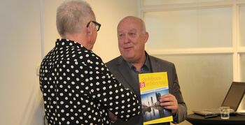 Wethouder Deinum ontvangt eerste exemplaar Stedenspecial Leeuwarden