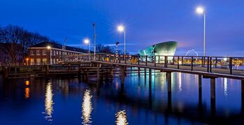 Blok opent nieuwe tijdelijke brug naar het Marineterrein in Amsterdam