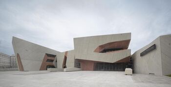 Complex theatergebouw als steen in het landschap