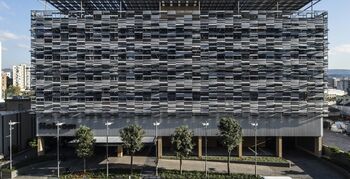 Dubbele gevel als televisieruis siert Beiroet