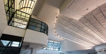 Comfortabel kantoorlandschap in Erasmus MC door akoestisch spuitwerk