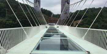 's Werelds langste en hoogste glazen brug krijgt schommels