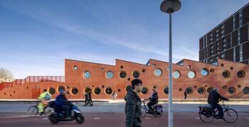 Energieneutrale ‘bijennest’-school mengt zich in het straatbeeld