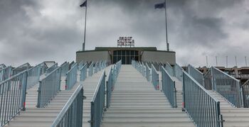 De Trap Rotterdam wordt verkocht als 400 bankjes