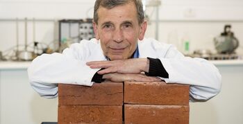 Wetenschappers ontwikkelen lichtere, sterkere baksteen met sigaretfilters