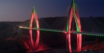 Langste tuibrug in Afrika verlicht met LED