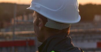 ‘Bouwsector ziet eigen situatie te rooskleurig’