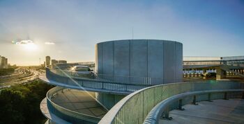 Nieuw wervelend parkeergebouw voor RAI Amsterdam