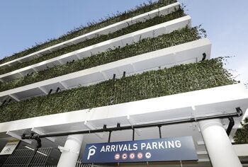 Vervallen parkeergarage gepimpt met gevel van klimop