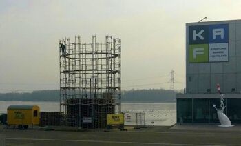 Studenten bouwen tien meter hoge toren van pallets