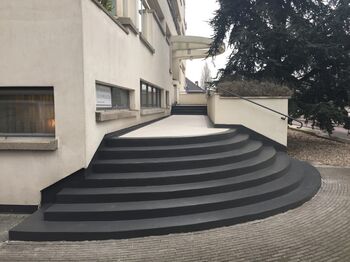 Entree eerste flat van Nederland in ere hersteld