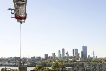 Nieuwbouw duurzaam onderwijsgebouw in Rotterdam bereikt hoogste punt