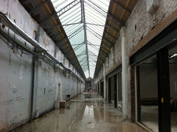 Tilburgse dekenfabriek verandert in levendig winkelcentrum