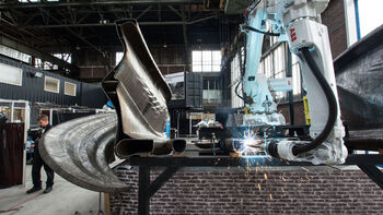 Door robots geprinte stalen brug in Amsterdamse binnenstad