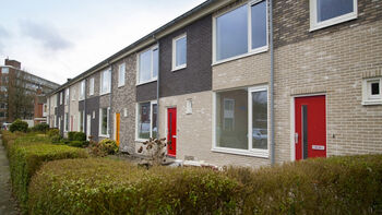 Renovatie huurwoningen Assen: gloednieuwe gevel met E-board