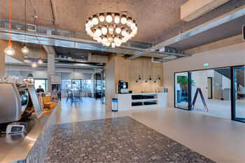 Pleisterwerk dat geluid absorbeert