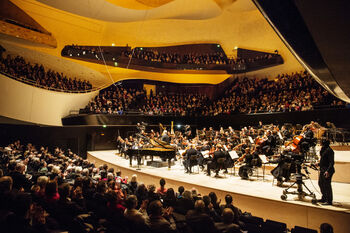 Futuristisch concertgebouw met panoramazicht over Parijs