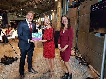Minister De Jonge ontvangt boek Bouwstenen voor de toekomst