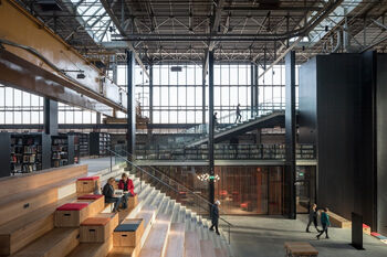 Kathedraal met industriële tinten als bibliotheek