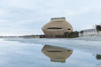Duurzaam houten vogelobservatorium bij het Haringvliet
