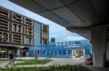 Gevel van restmateriaal uit de auto-industrie