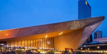 Al polderend naar het nieuwe station