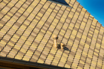 Dakpannen als blaadjes aan de boom